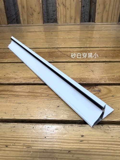 砂白穿黑小